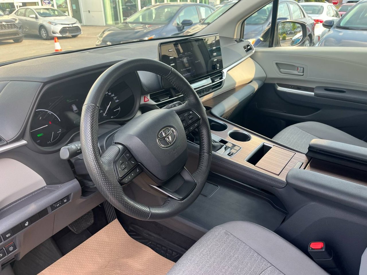 2024 Toyota Sienna LE 8 PASSENGERS!!!