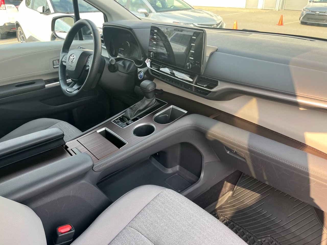2024 Toyota Sienna LE 8 PASSENGERS!!!