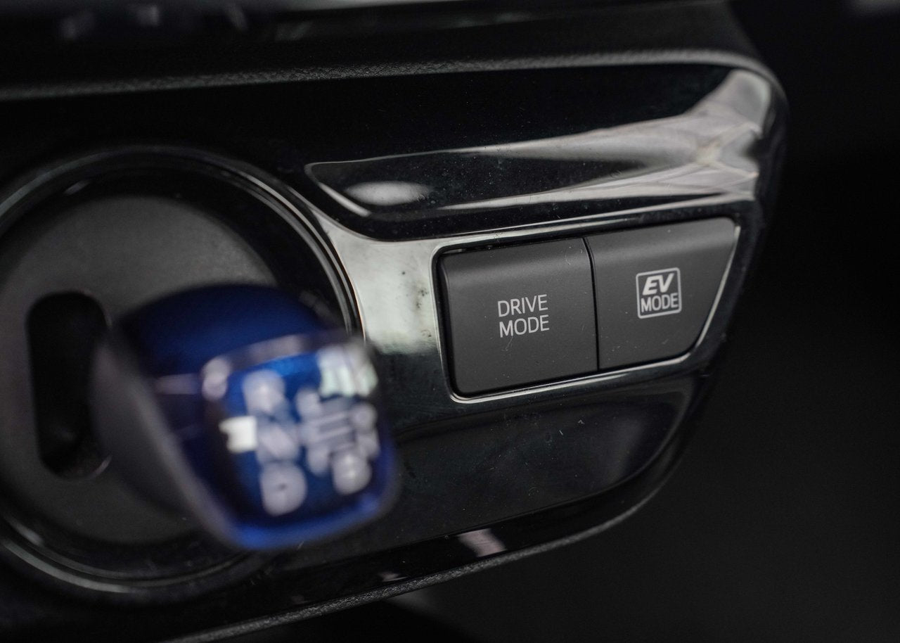 2019 Toyota Prius TECH PACKAGE!!