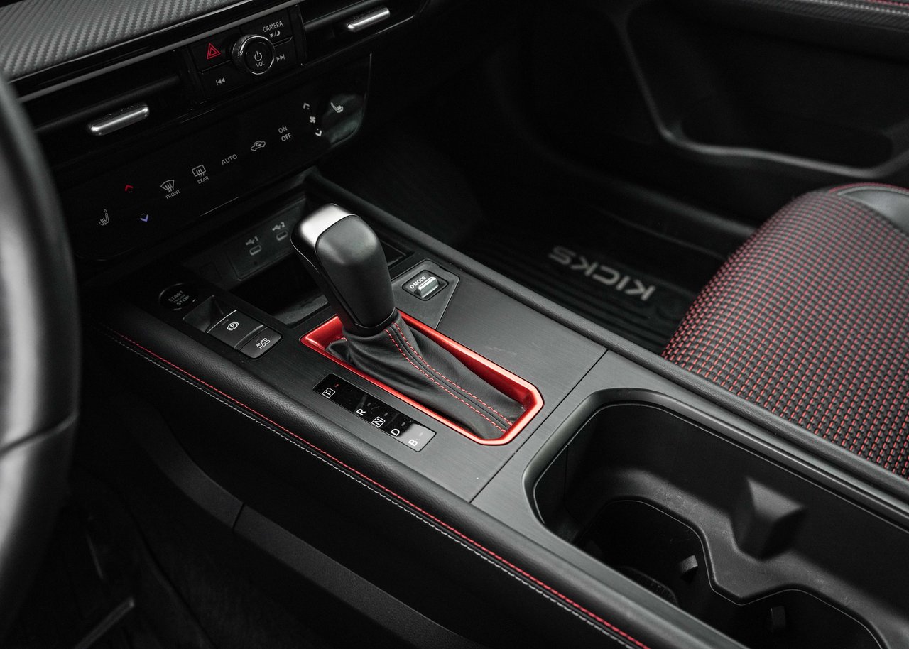 2025 Nissan Kicks SR - Premium