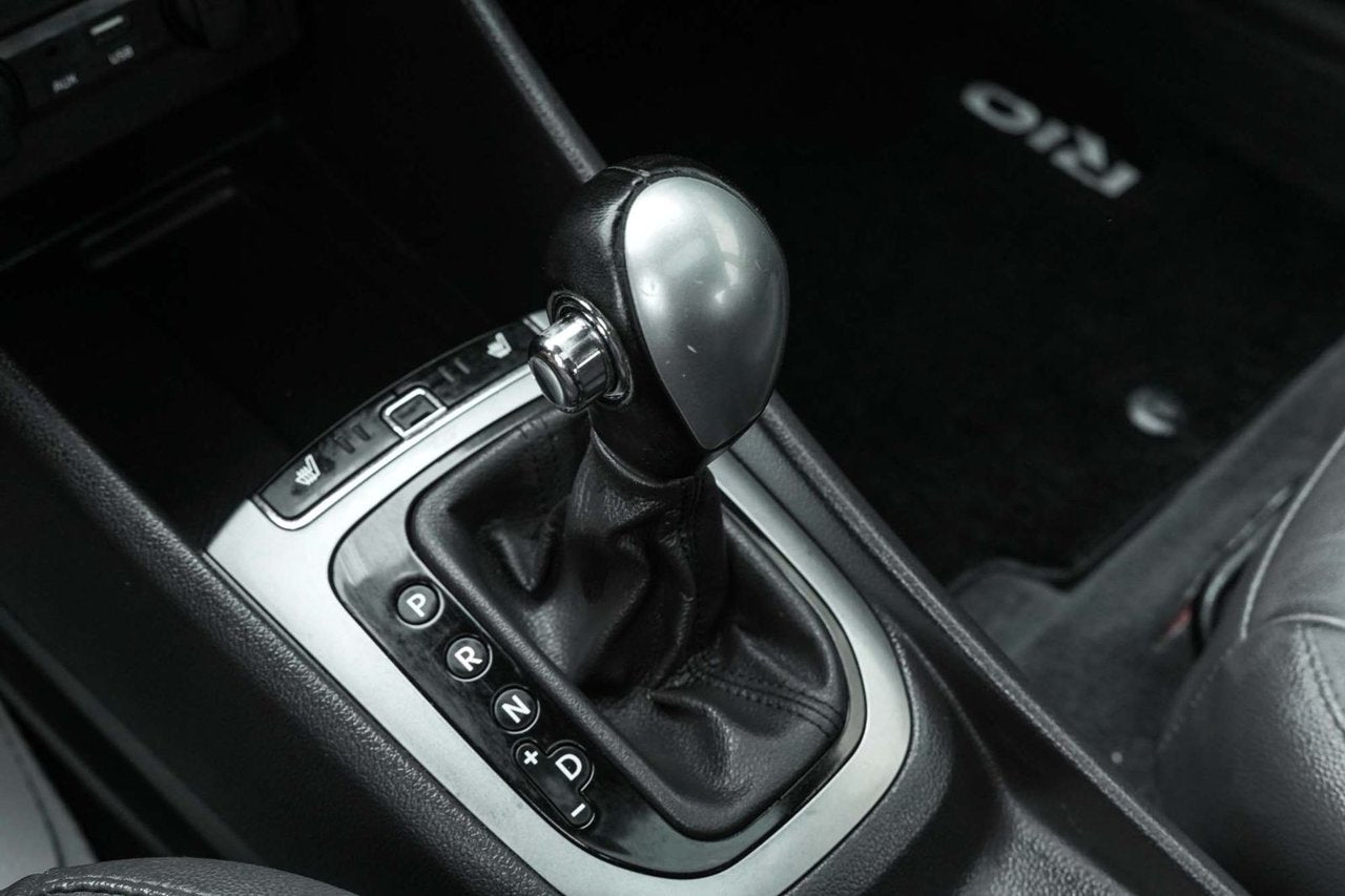 2016 Kia Rio SX; CUIR TOIT CAMERA SIEGE CHAUFFANT BLUETOOTH MAG