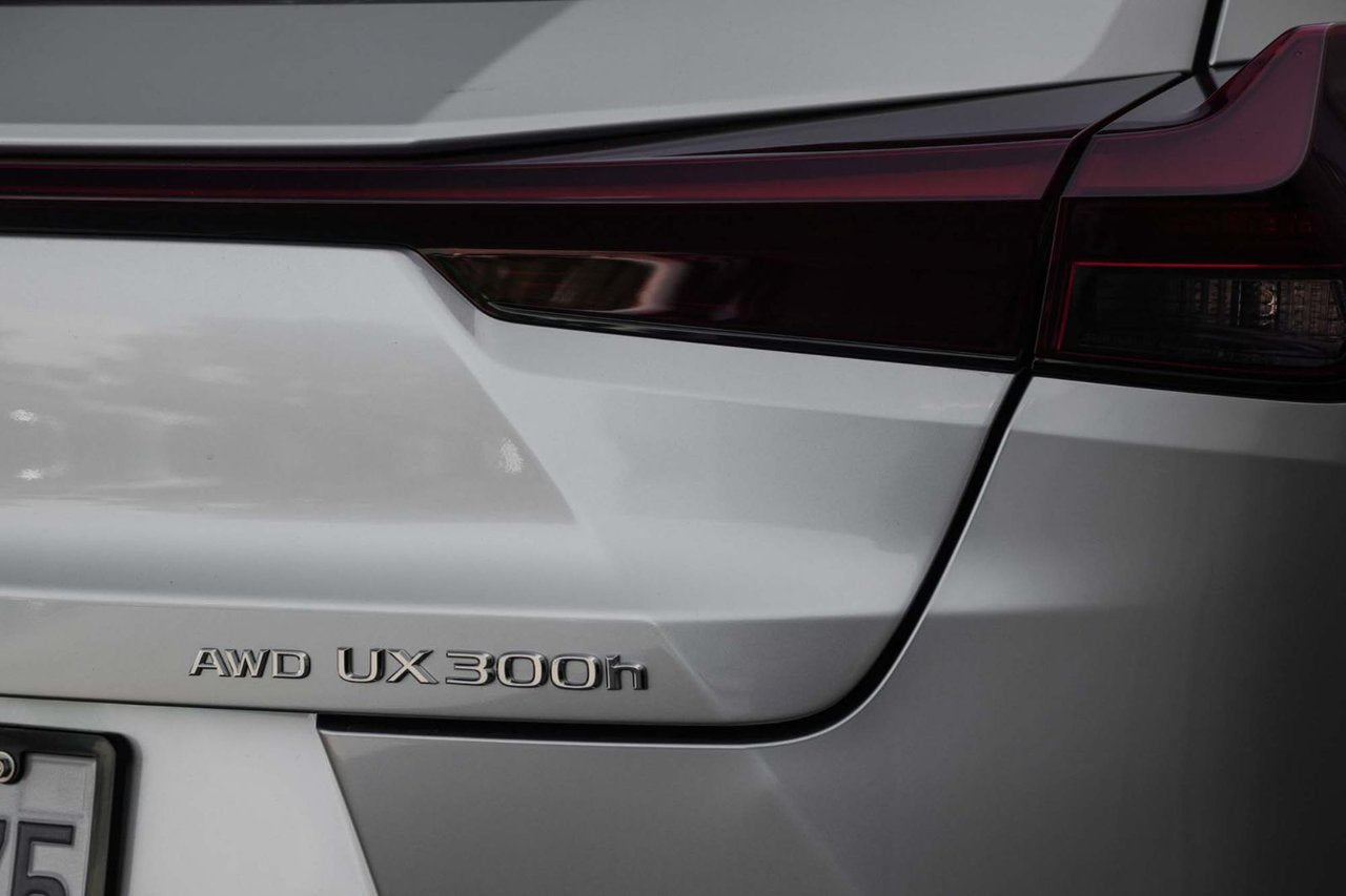 2025 Lexus UX HYBRID 300h