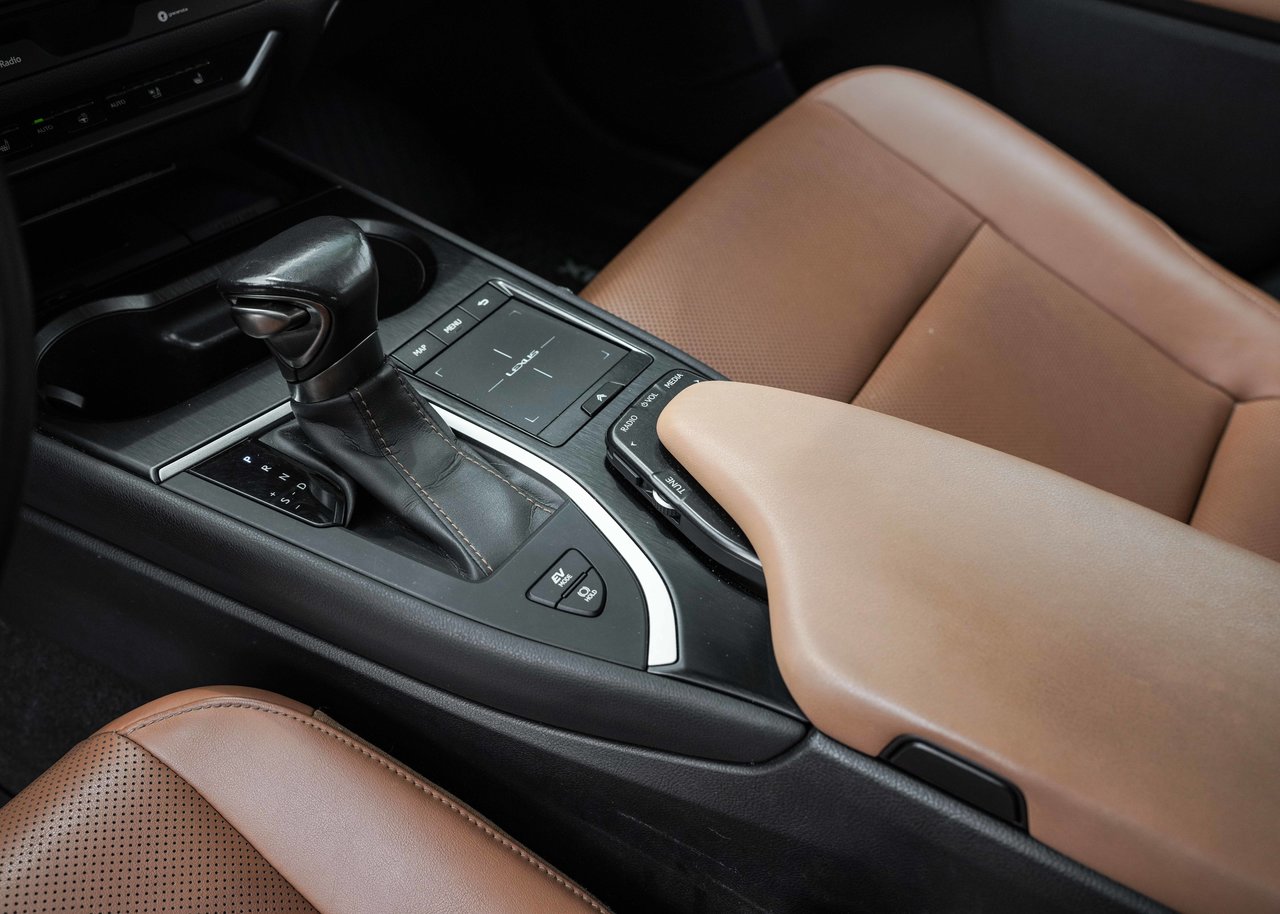 2019 Lexus UX 250h **LUXURY HYBRIDE AWD**