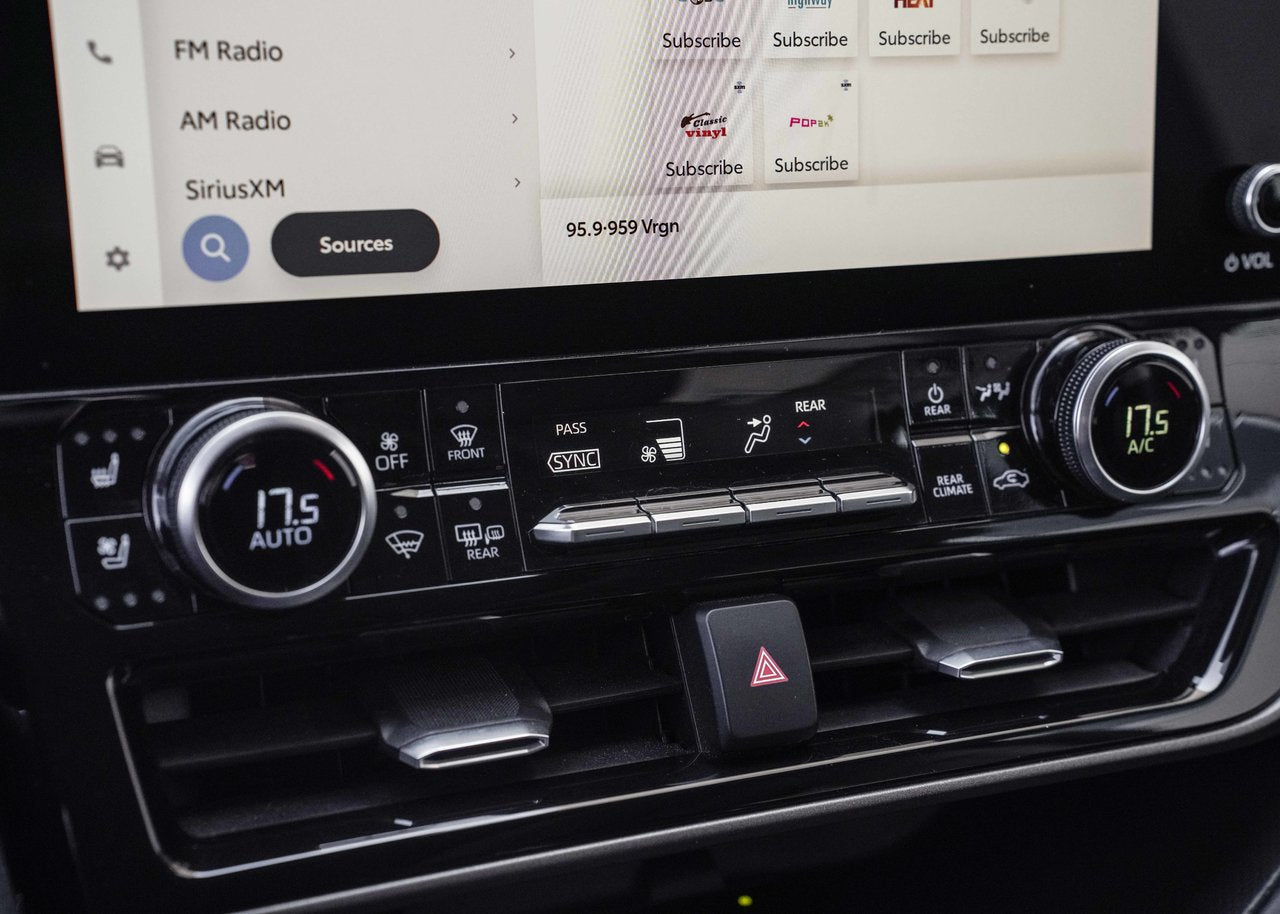 2023 Toyota Highlander **LIMITED 7 PASSAGER**