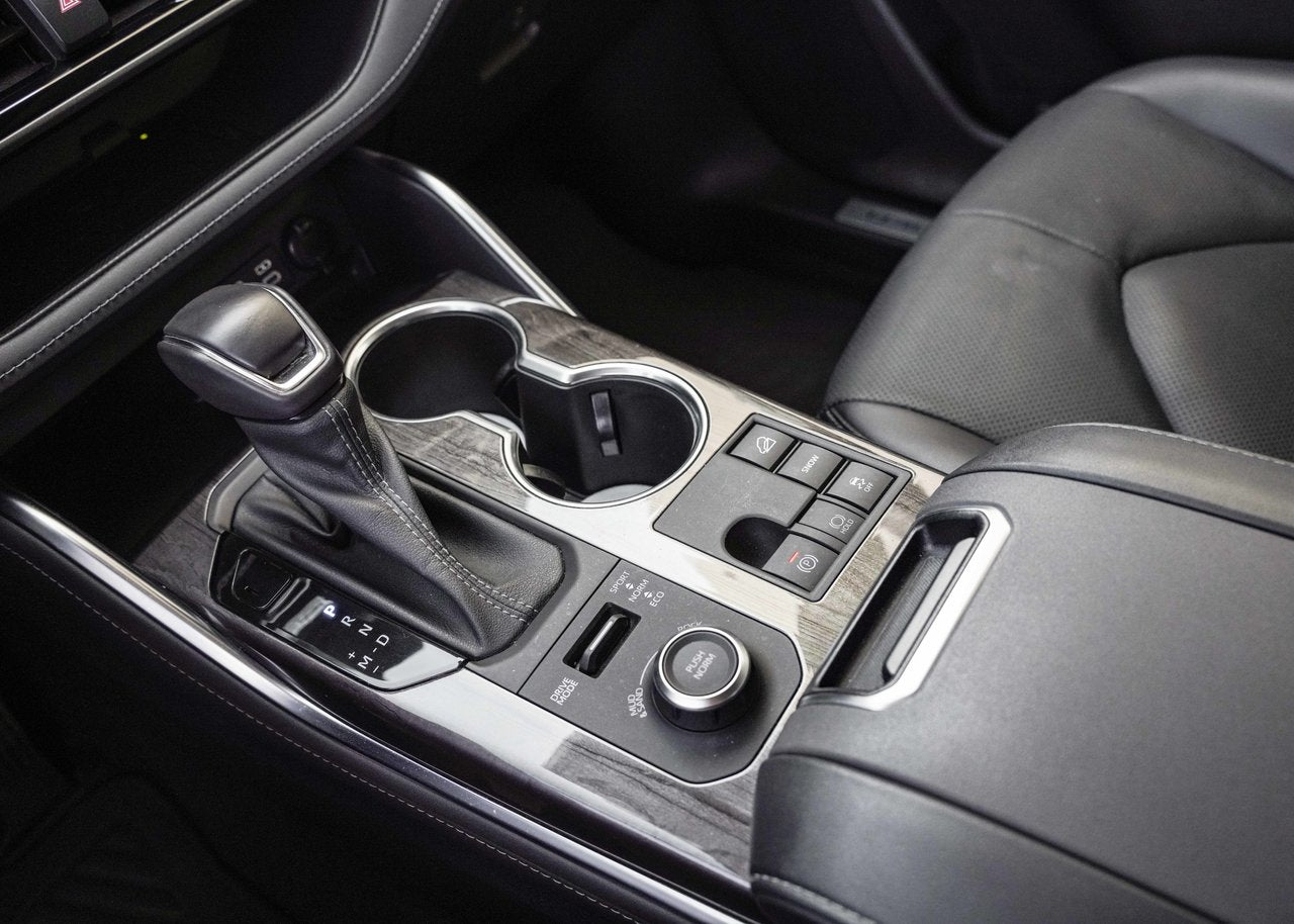 2023 Toyota Highlander **LIMITED 7 PASSAGER**