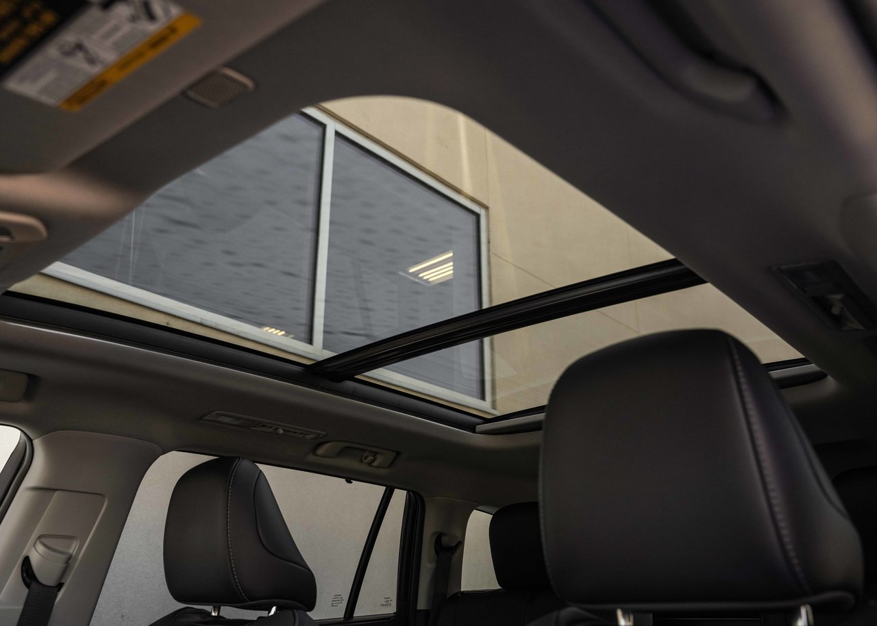 2023 Toyota Highlander **LIMITED 7 PASSAGER**