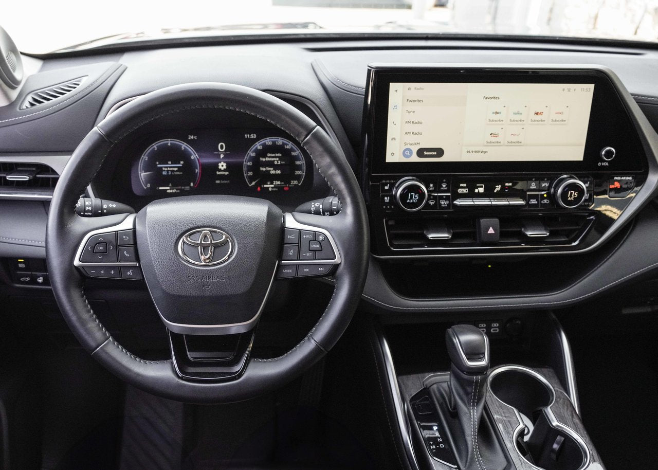 2023 Toyota Highlander **LIMITED 7 PASSAGER**