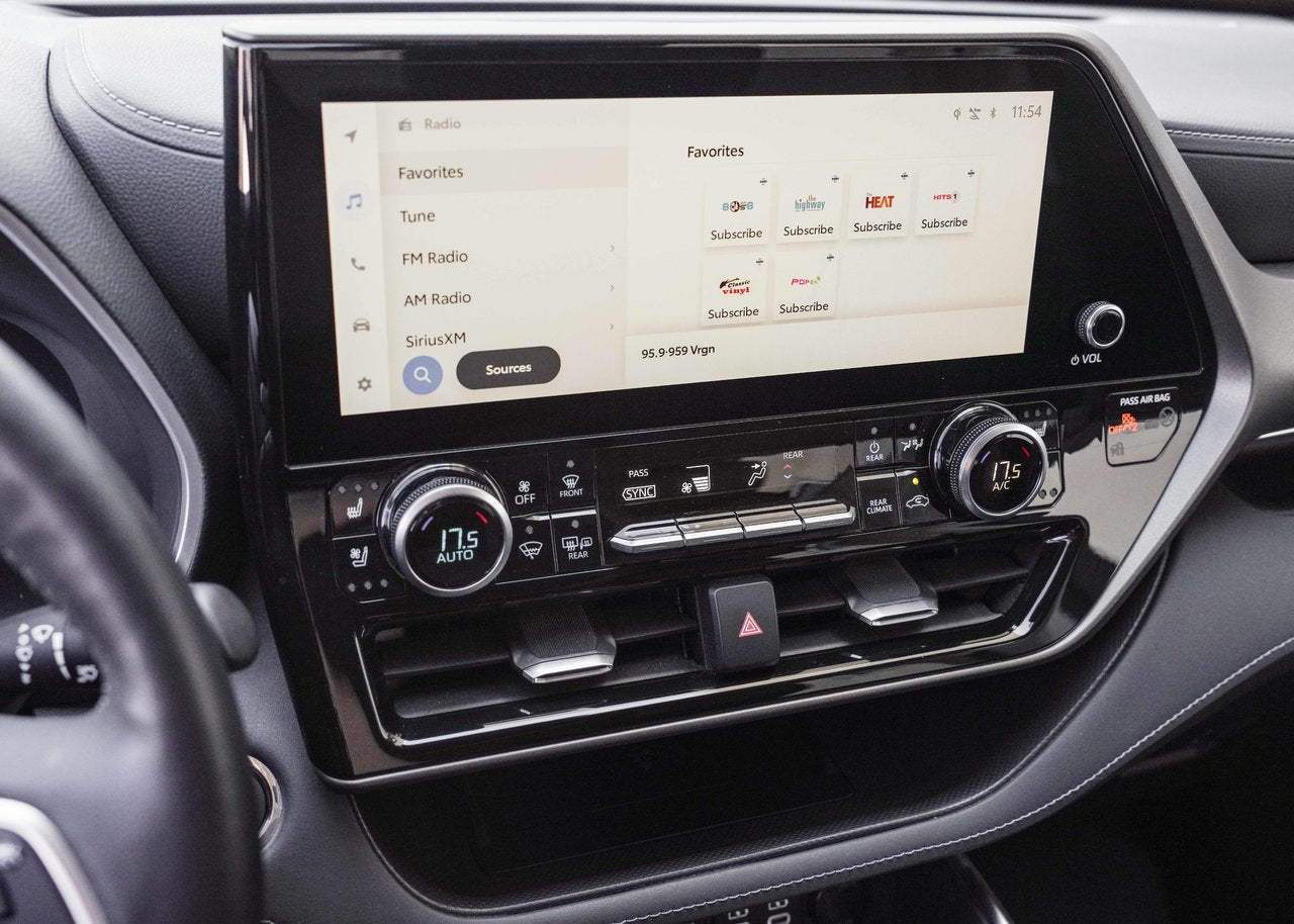 2023 Toyota Highlander **LIMITED 7 PASSAGER**