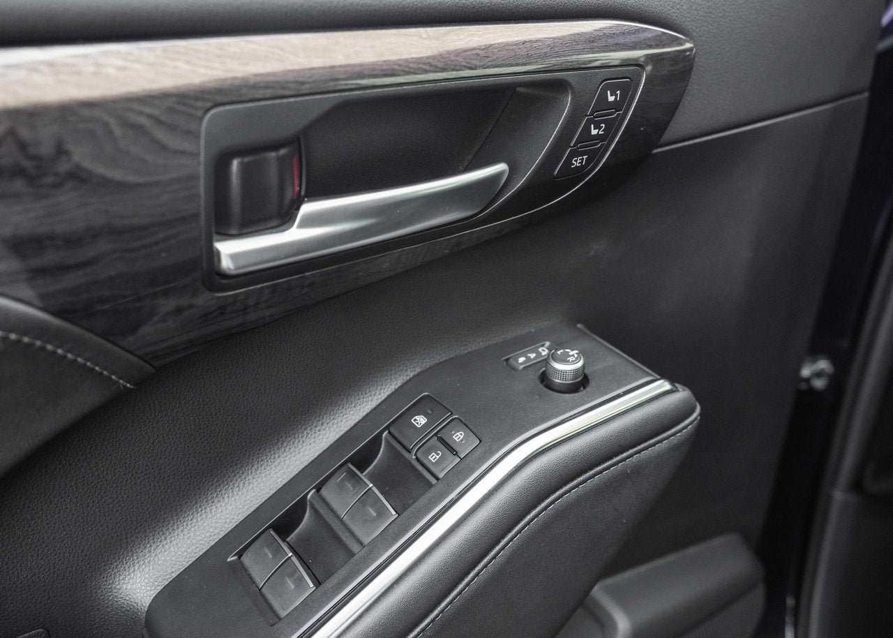 2023 Toyota Highlander **LIMITED 7 PASSAGER**