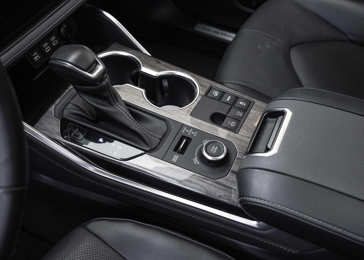 2023 Toyota Highlander **LIMITED 7 PASSAGER**