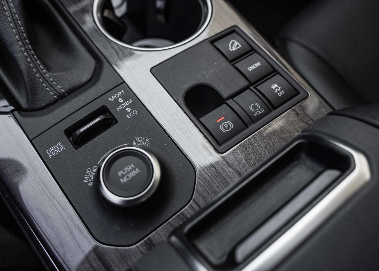 2023 Toyota Highlander **LIMITED 7 PASSAGER**