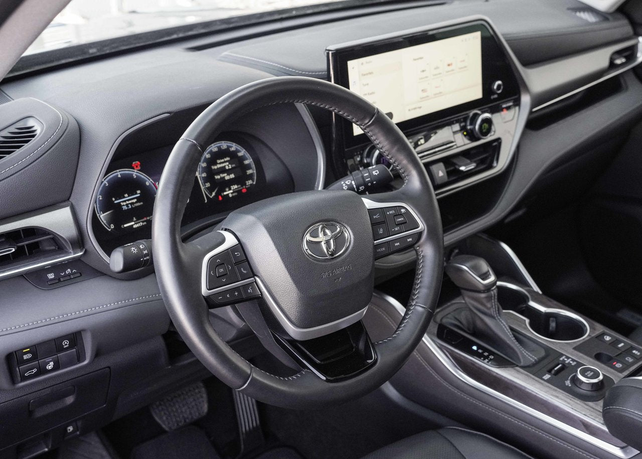 2023 Toyota Highlander **LIMITED 7 PASSAGER**