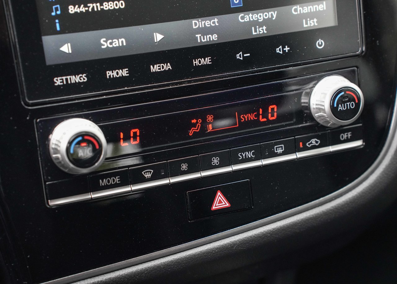 2020 Mitsubishi Outlander AWD, 7 PASSENGER, BACKUP CAMERA