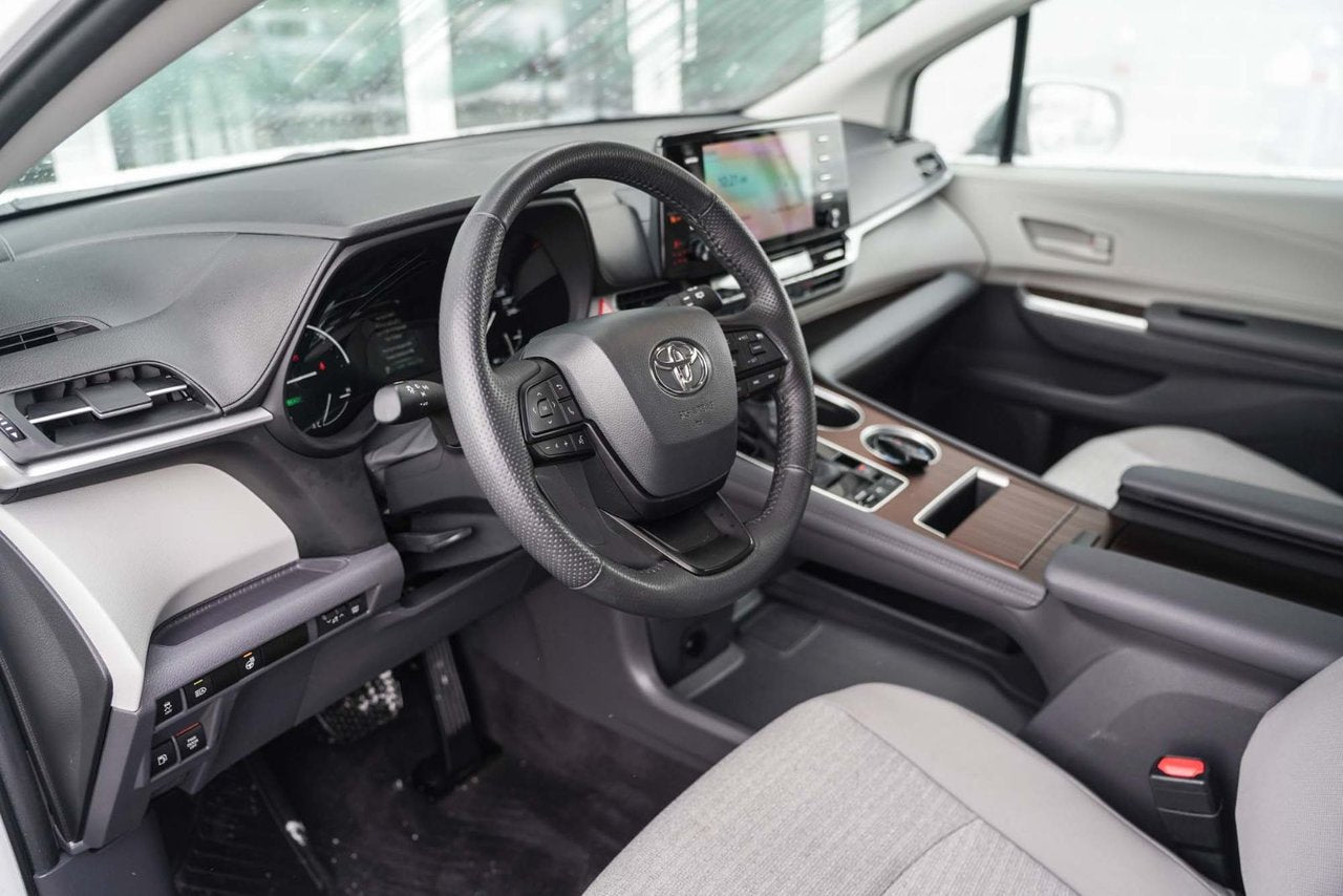 2024 Toyota Sienna LE AWD HYBRIDE 8 PASSAGERS BAS KM CARPLAY