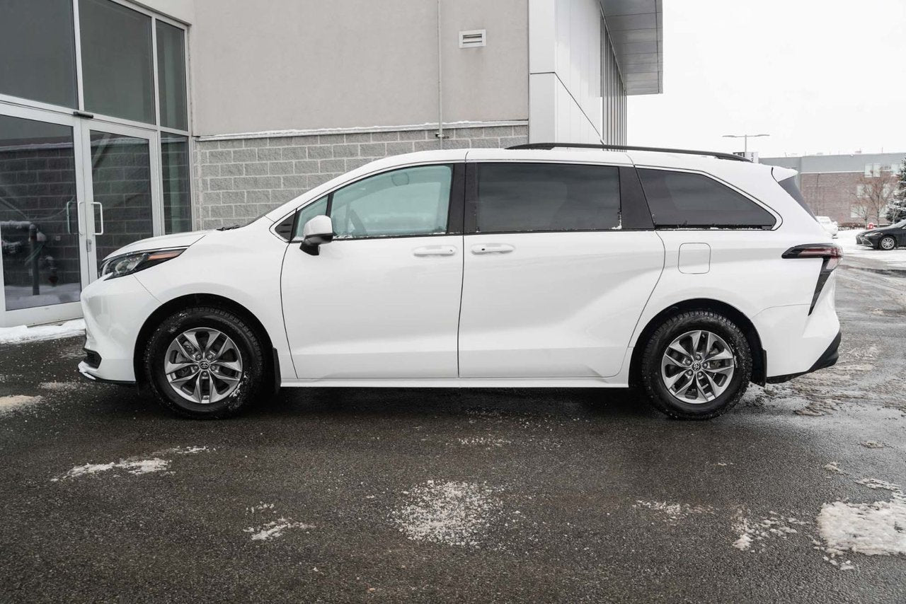2024 Toyota Sienna LE AWD HYBRIDE 8 PASSAGERS BAS KM CARPLAY