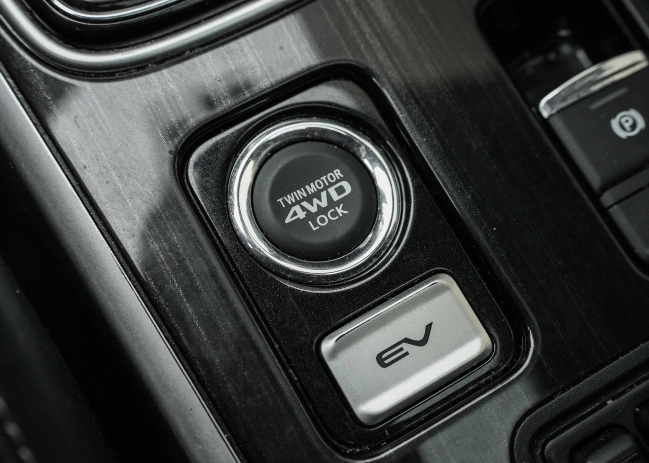 2018 Mitsubishi Outlander PHEV SE-AWC Touring Package