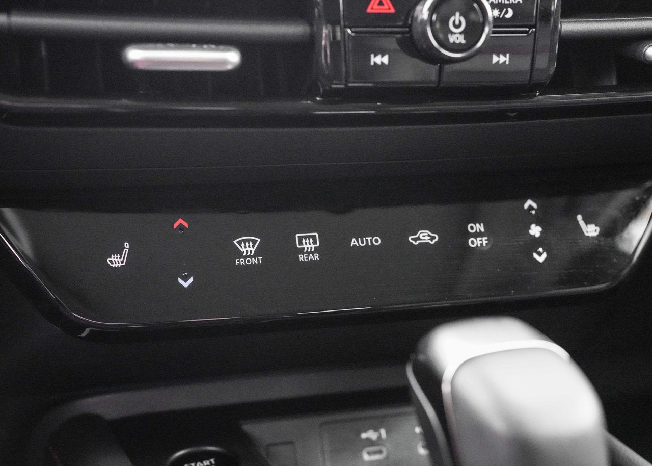 2025 Nissan Kicks SR - Premium