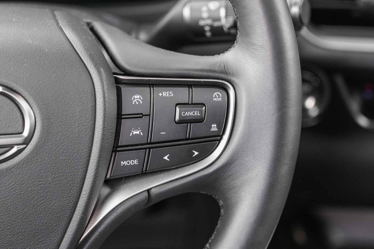 2025 Lexus UX 300h PREMIUM HYBRIDE TRES BAS KM CUIR TOIT