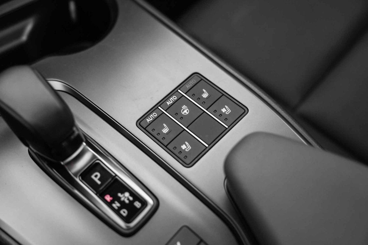 2025 Lexus UX 300h PREMIUM HYBRIDE TRES BAS KM CUIR TOIT