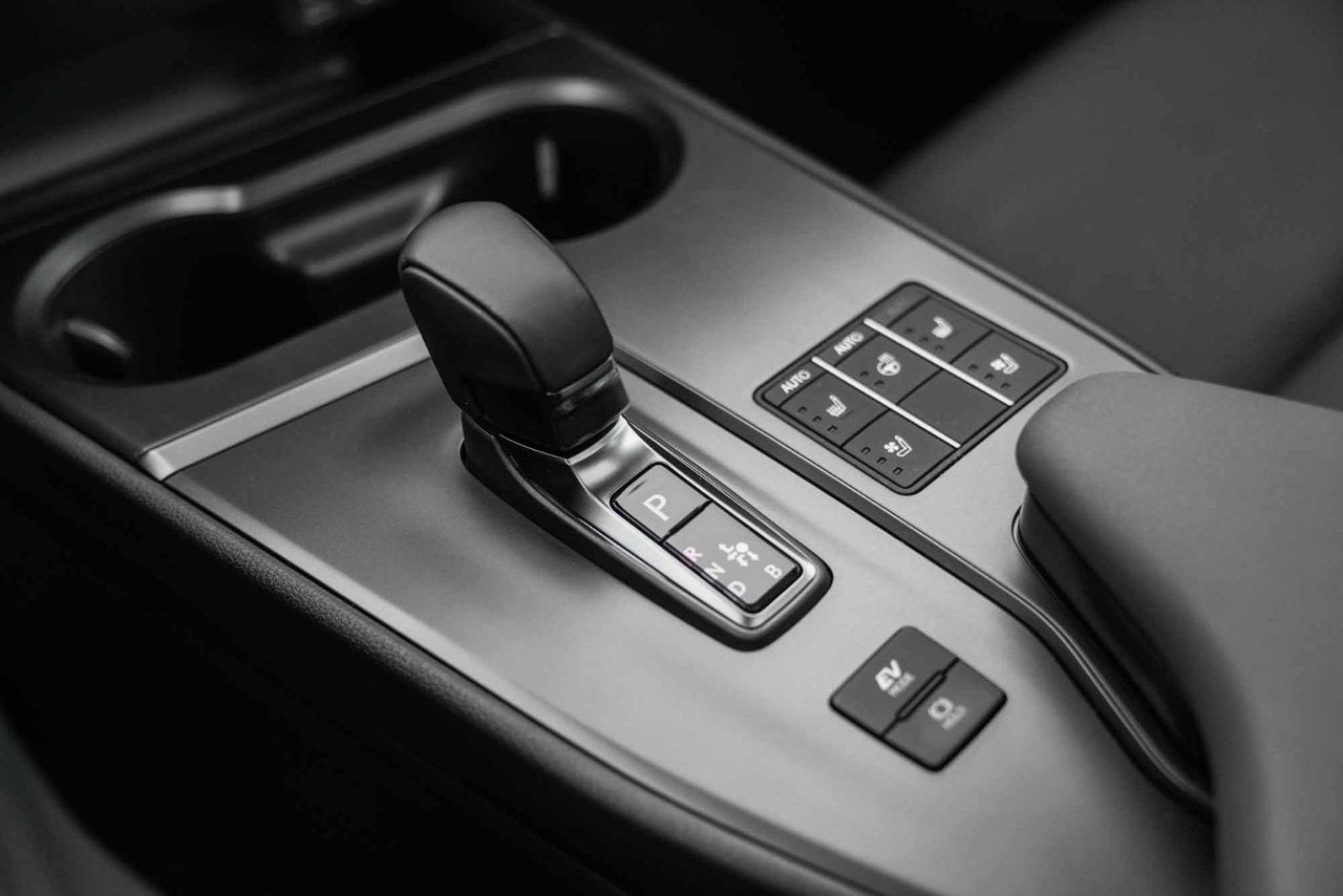 2025 Lexus UX 300h PREMIUM HYBRIDE TRES BAS KM CUIR TOIT