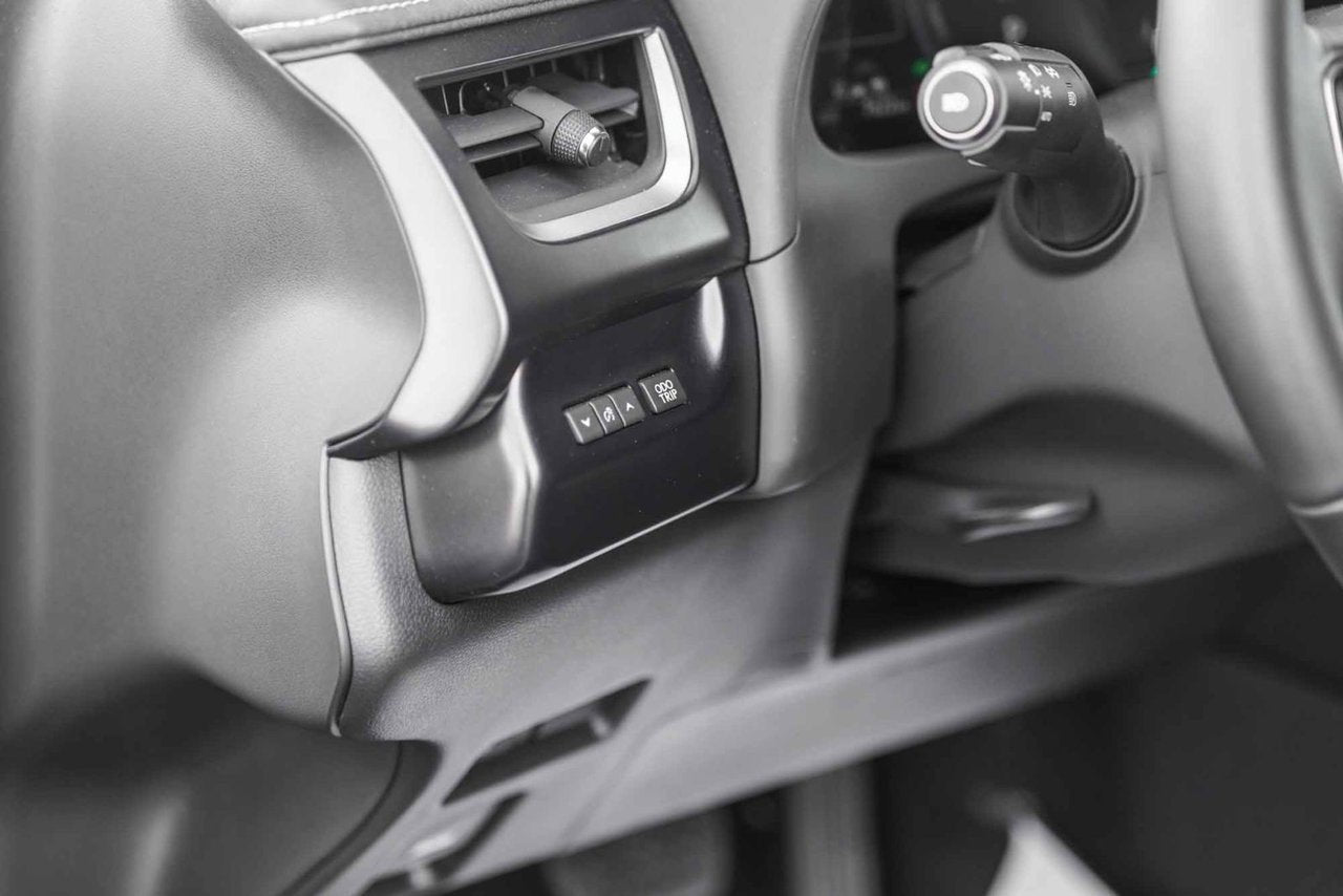 2025 Lexus UX 300h PREMIUM HYBRIDE TRES BAS KM CUIR TOIT
