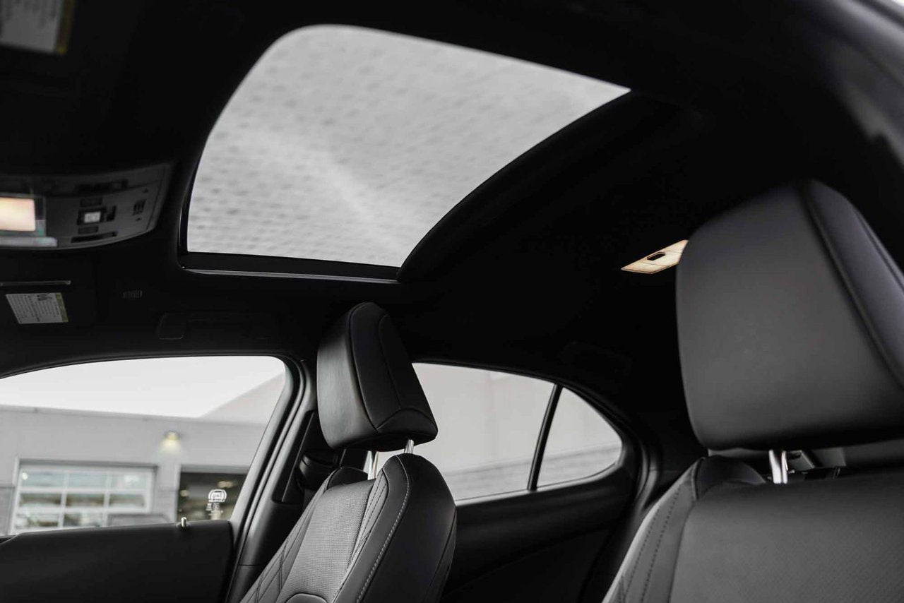 2025 Lexus UX 300h PREMIUM HYBRIDE TRES BAS KM CUIR TOIT