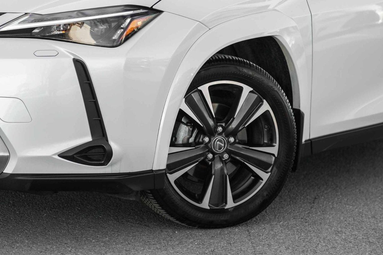 2025 Lexus UX 300h PREMIUM HYBRIDE TRES BAS KM CUIR TOIT