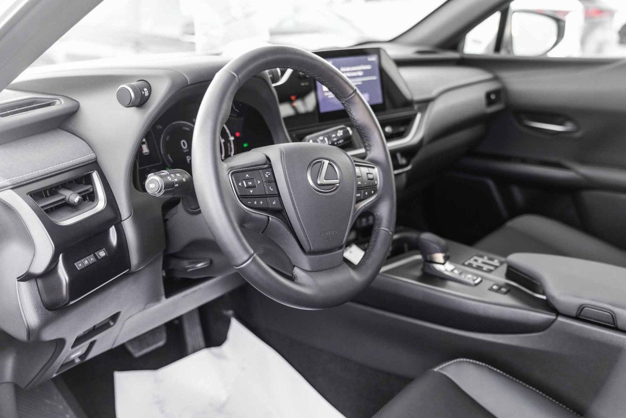 2025 Lexus UX 300h PREMIUM HYBRIDE TRES BAS KM CUIR TOIT