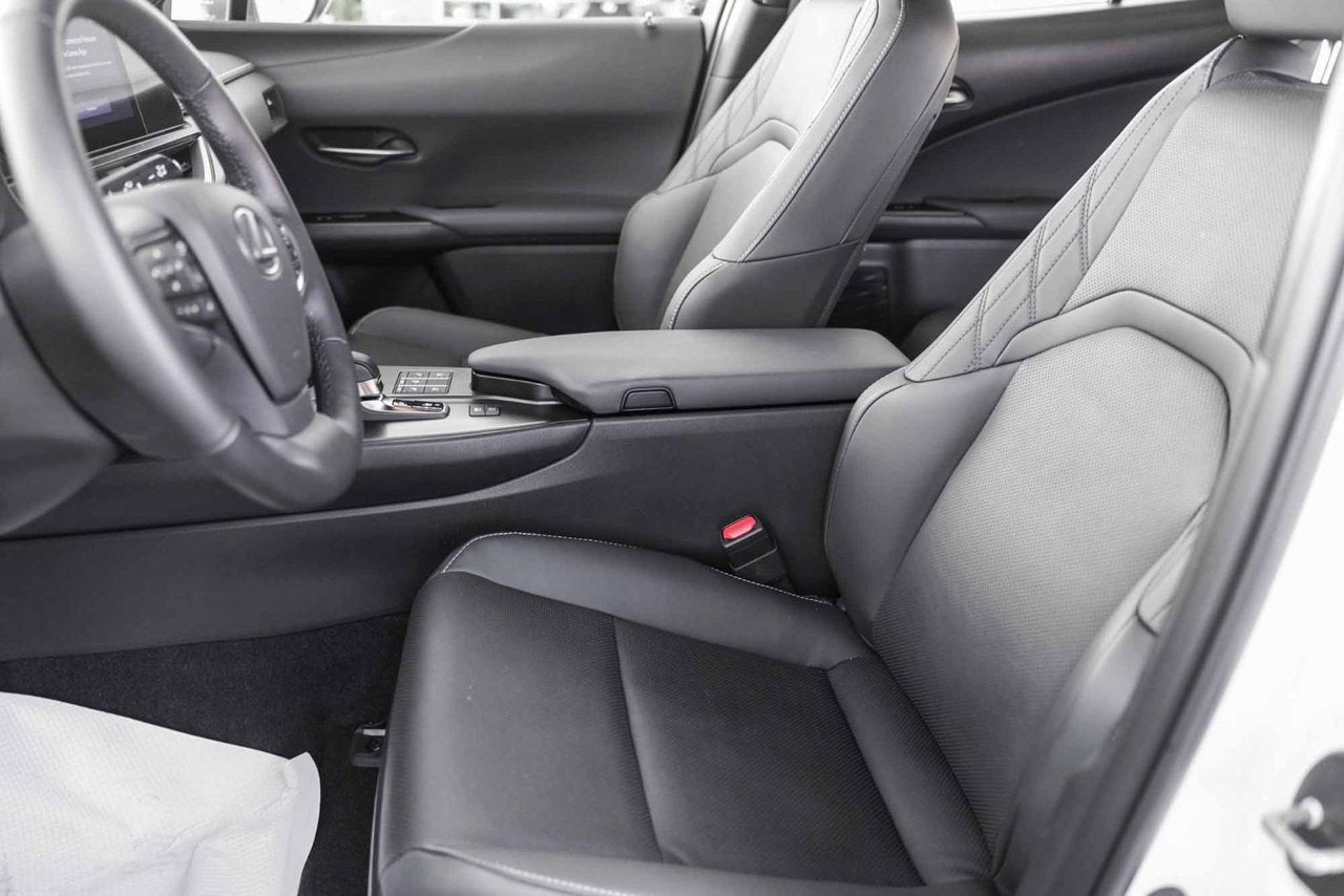 2025 Lexus UX 300h PREMIUM HYBRIDE TRES BAS KM CUIR TOIT