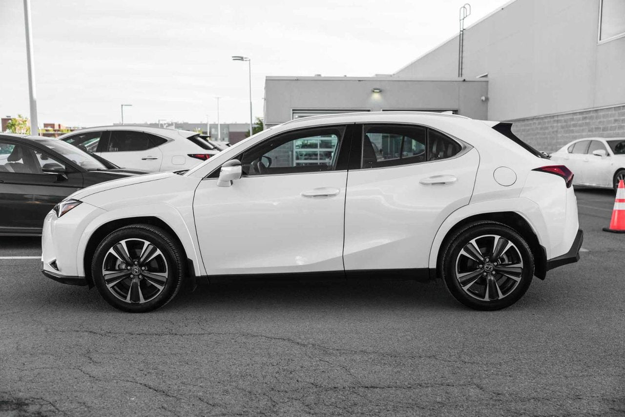 2025 Lexus UX 300h PREMIUM HYBRIDE TRES BAS KM CUIR TOIT