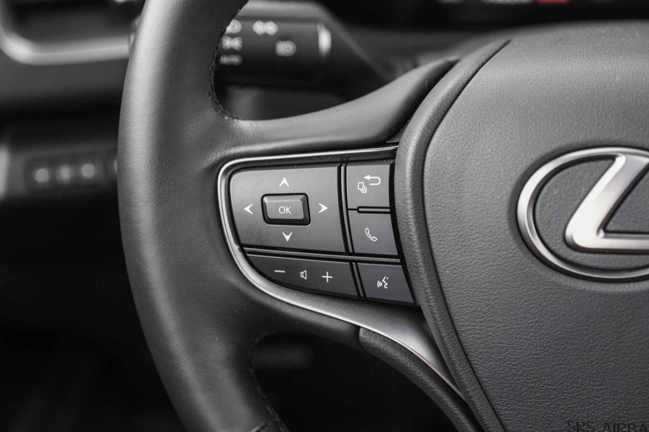 2025 Lexus UX 300h PREMIUM HYBRIDE TRES BAS KM CUIR TOIT