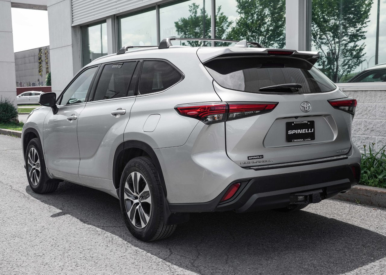 2022 Toyota Highlander XLE AWD; 8PASS CUIR TOIT ANGLES MORT *BAS/LOW KM*