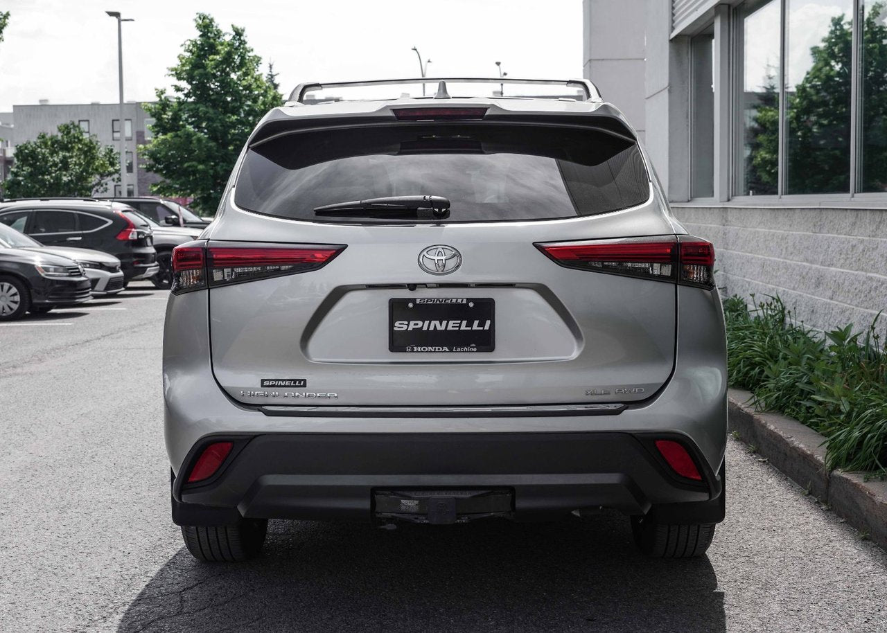 2022 Toyota Highlander XLE AWD; 8PASS CUIR TOIT ANGLES MORT *BAS/LOW KM*