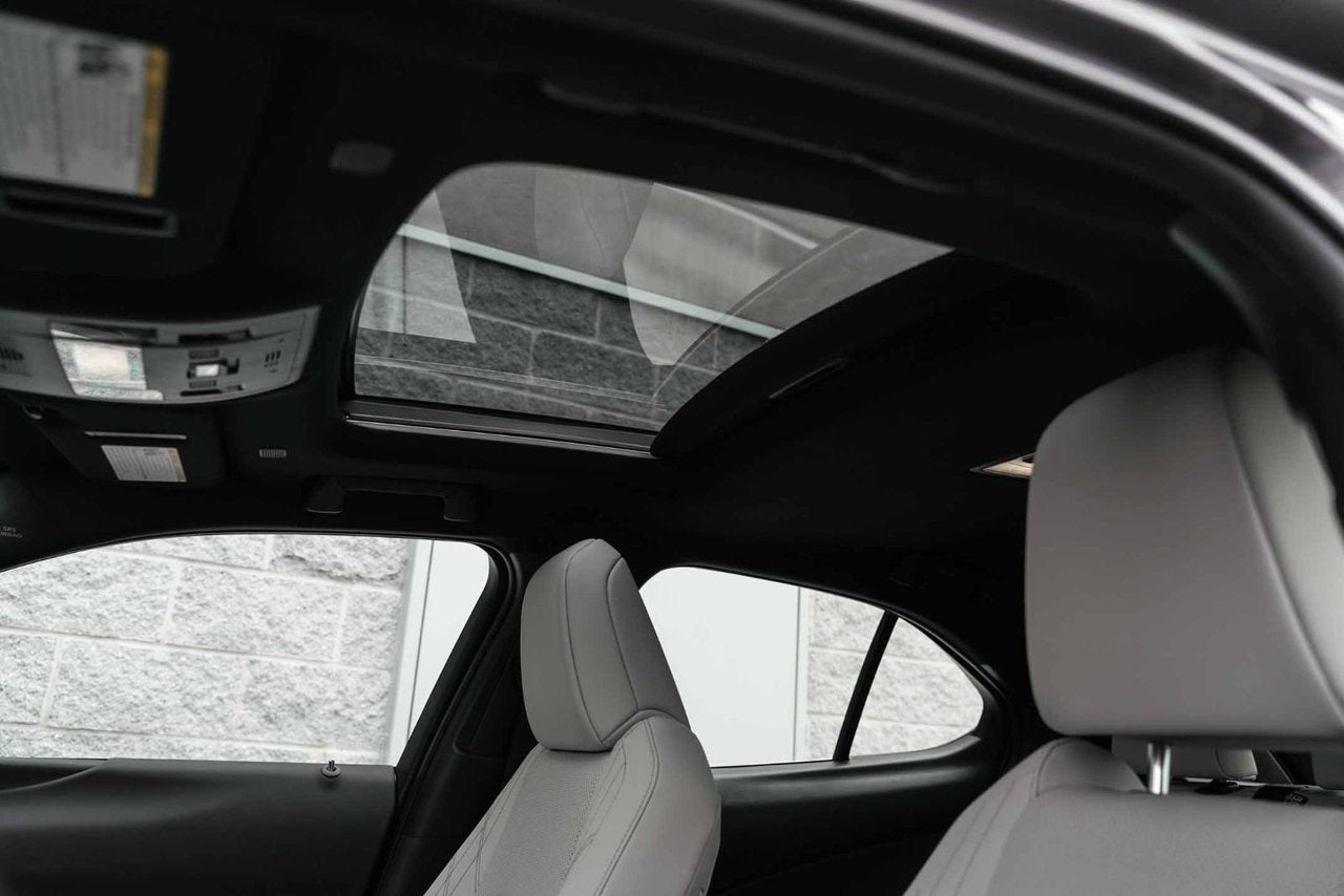 2025 Lexus UX 300h LUXURY AWD BAS KM CUIR TOIT NAVI CARPLAY
