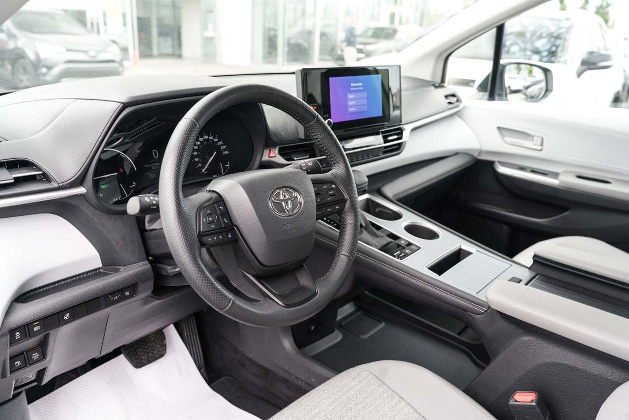 2025 Toyota Sienna LE AWD HYBRID