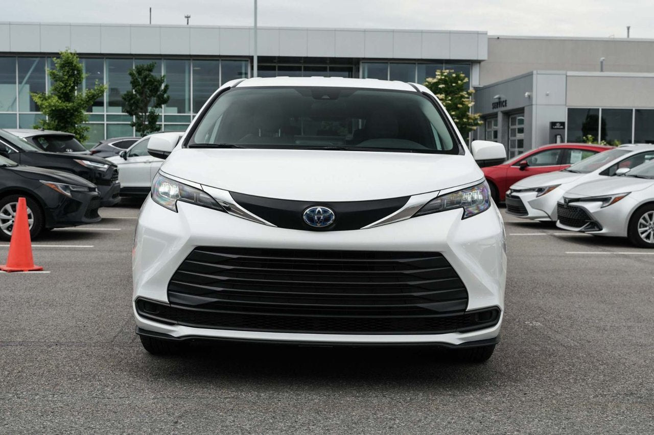 2025 Toyota Sienna LE AWD HYBRID