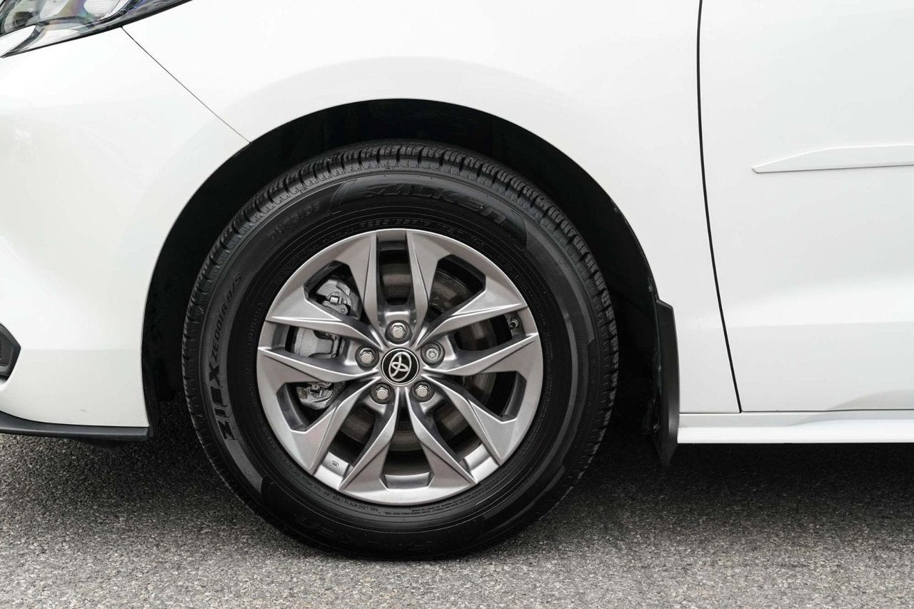 2025 Toyota Sienna LE AWD HYBRID