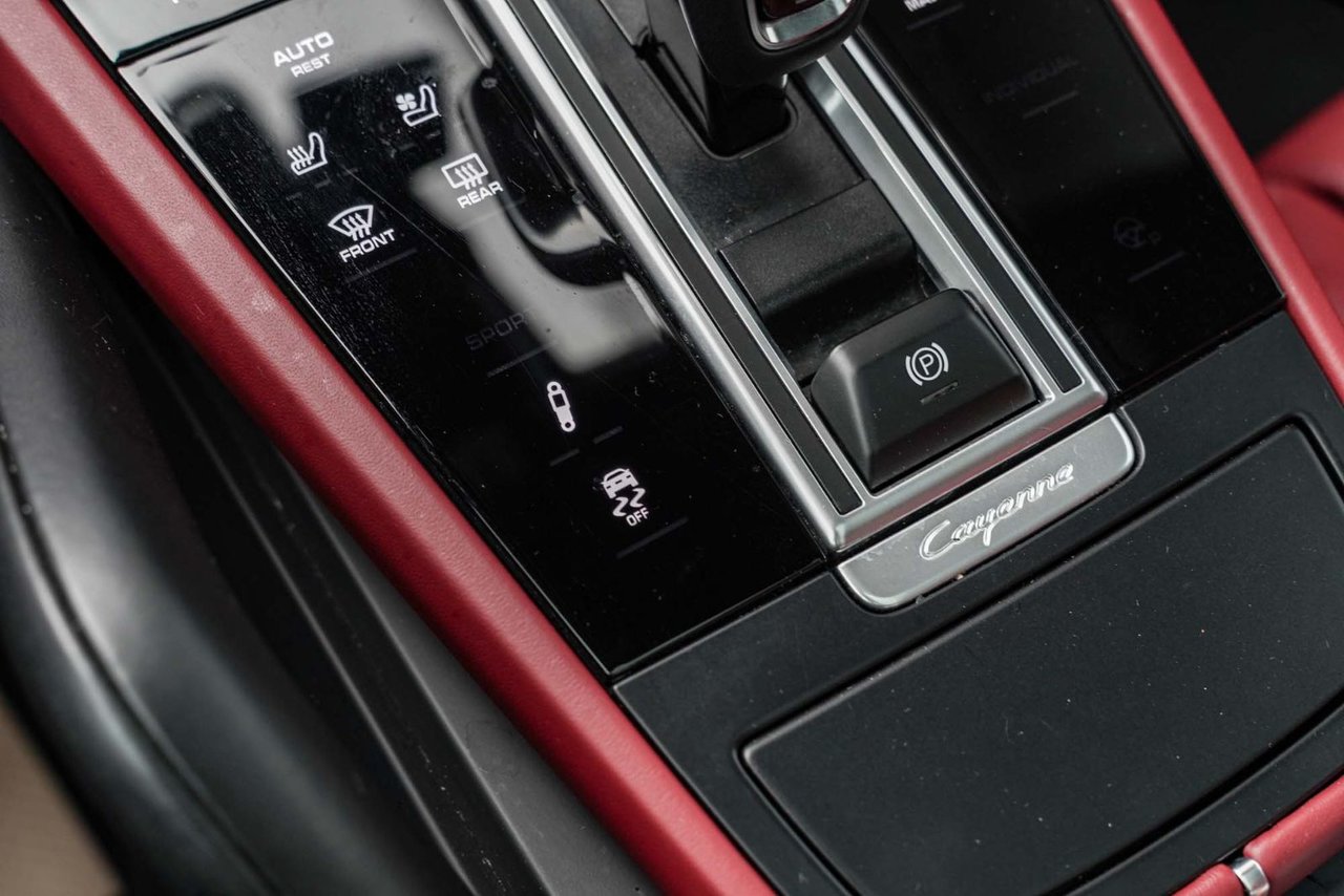2023 Porsche Cayenne COUPE PLATINUM EDITION LOW KM RED INTERIOR