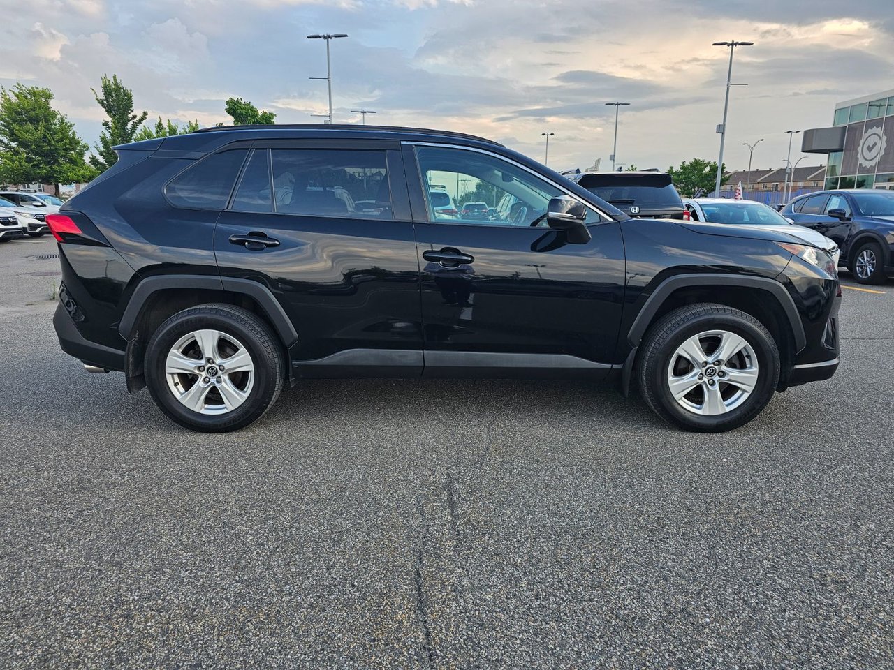 2019 Toyota RAV4 XLE AWD; TOIT ANGLES MORT SIEGES+VOLANT CHAUFFANT