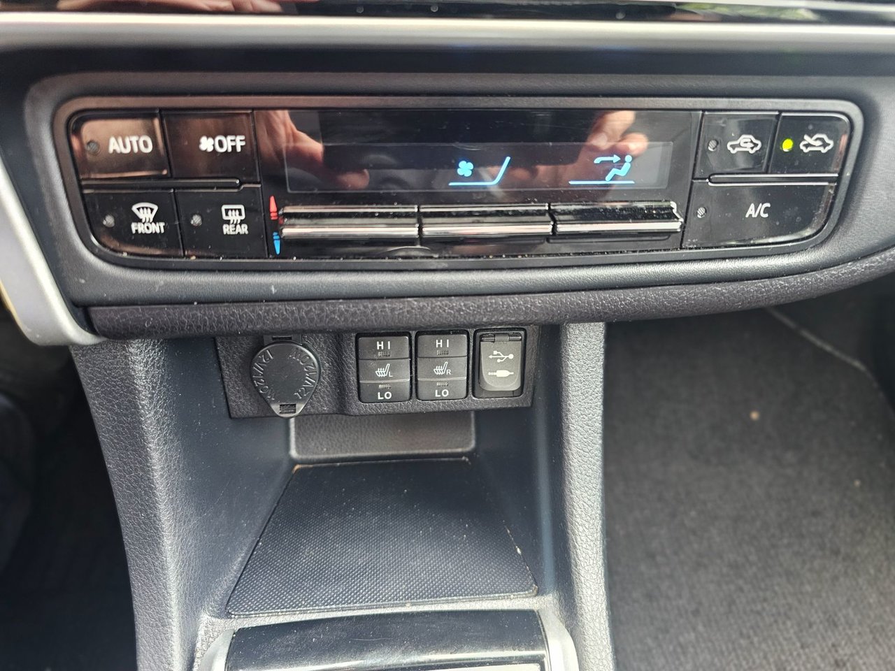 2017 Toyota Corolla LE UPGRADE; TOIT CAMERA SIEGES CHAUFFANT MAGS