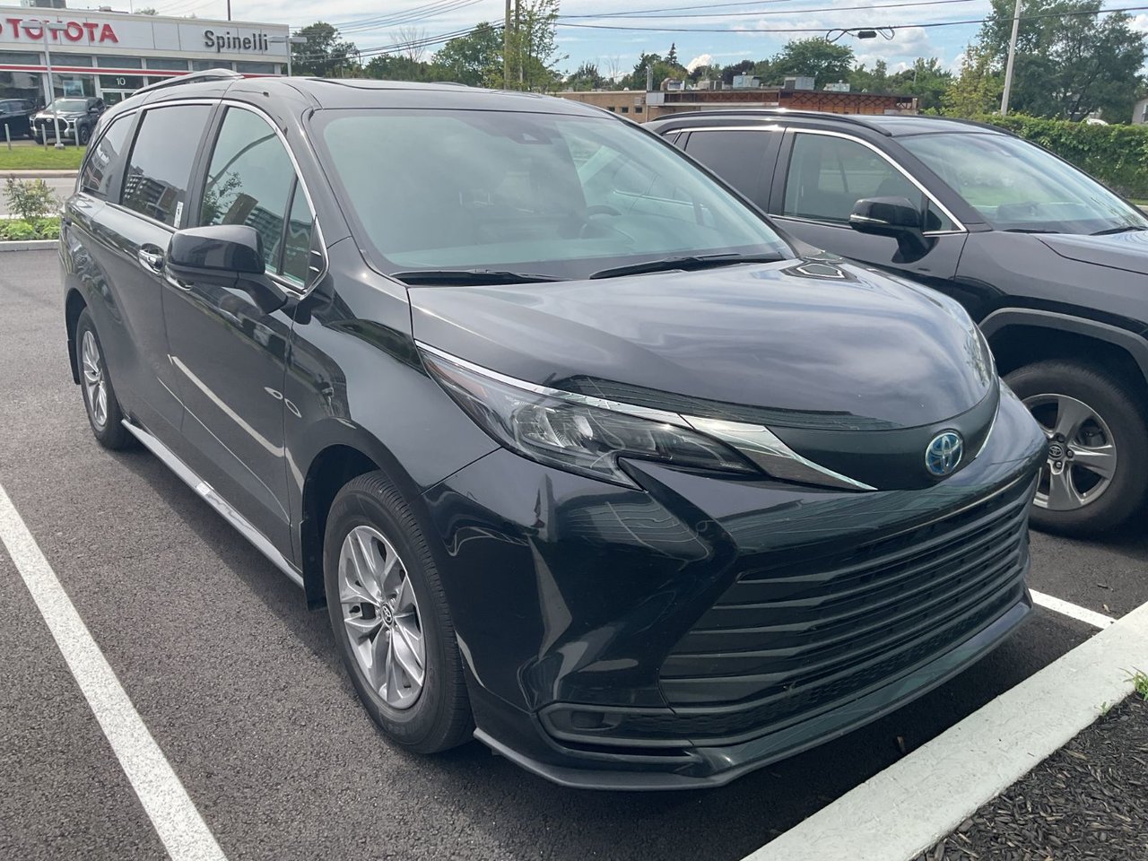 2025 Toyota Sienna XLE HYBRID