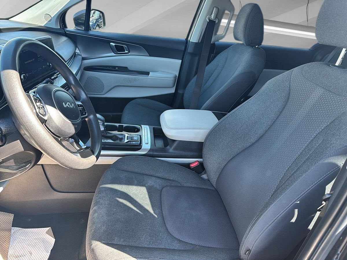 2023 Kia Carnival LX