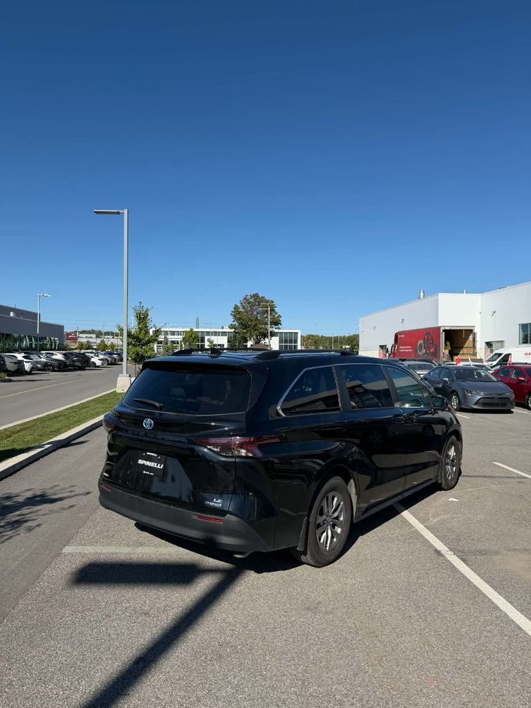 2023 Toyota Sienna LE