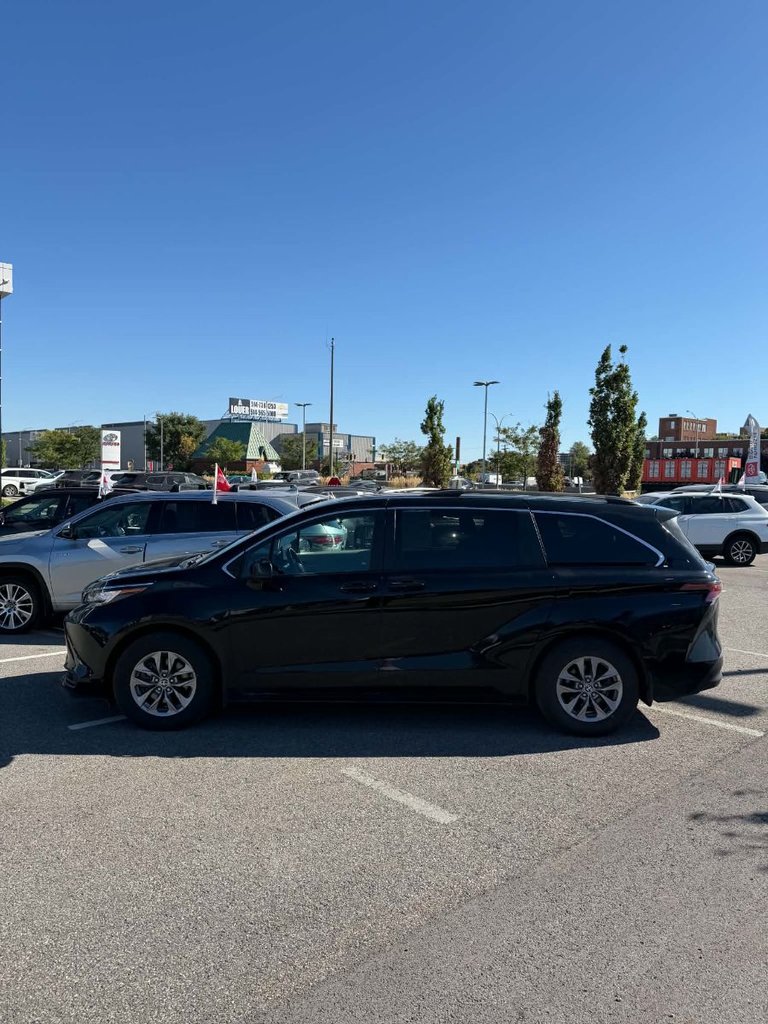 2023 Toyota Sienna LE