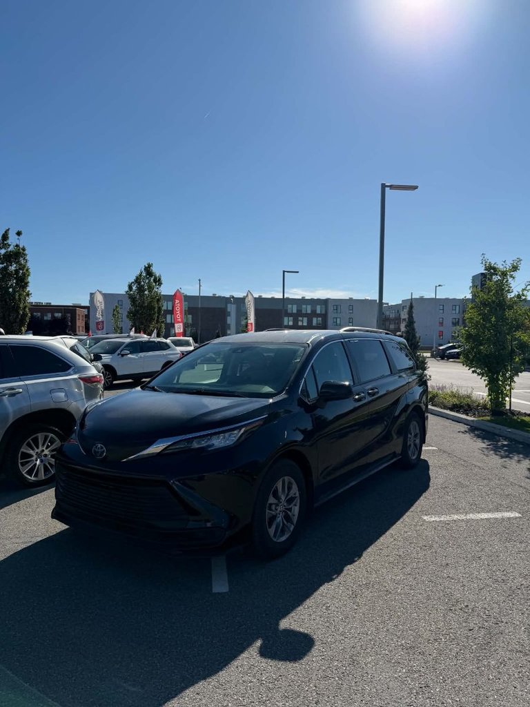 2023 Toyota Sienna LE