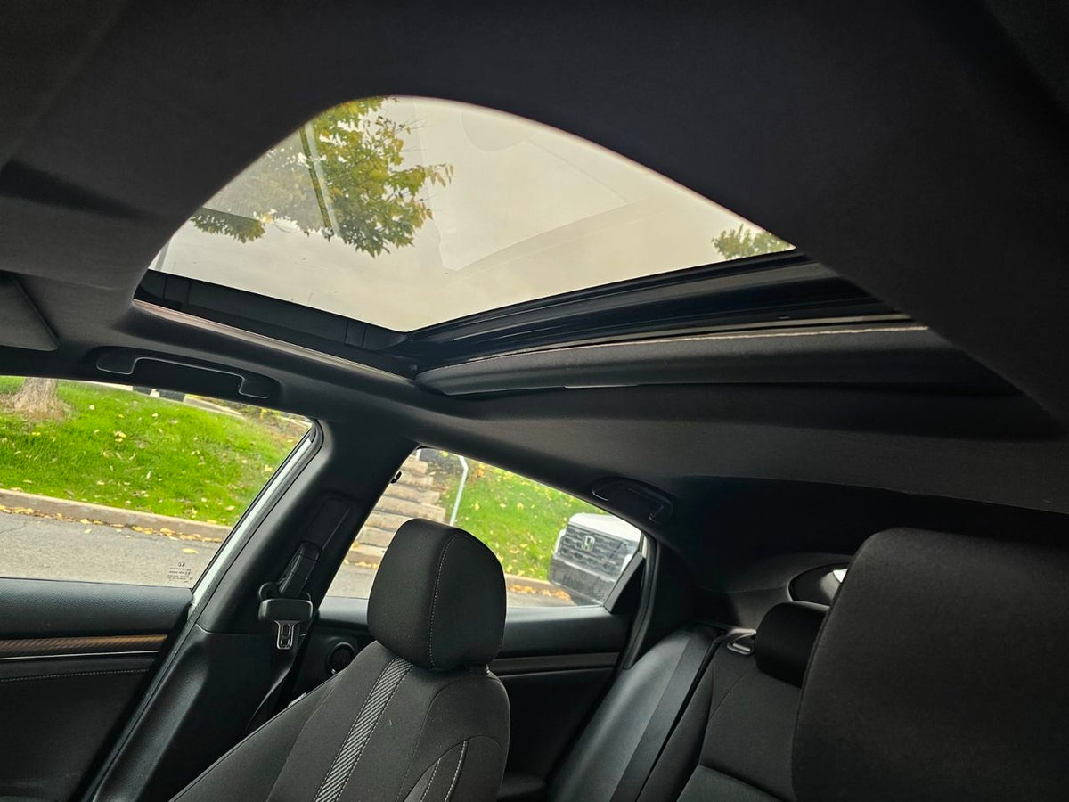 2017 Honda Civic Hatchback SPORT; TOIT CAMERA SIEGES CHAUFFANT CARPLAY MAGS