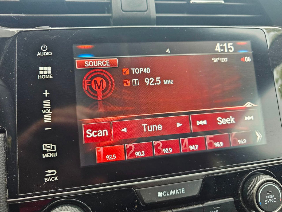 2017 Honda Civic Hatchback SPORT; TOIT CAMERA SIEGES CHAUFFANT CARPLAY MAGS
